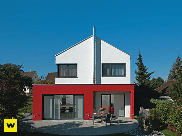 Modernes Einfamilienhaus mit klarer Architektur, Flachdach und roter Fassade im Garten.